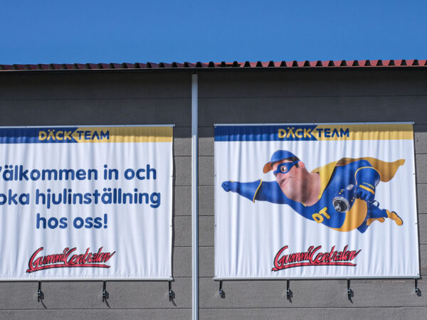 Fasad med två vepor med budskap från Däckteam